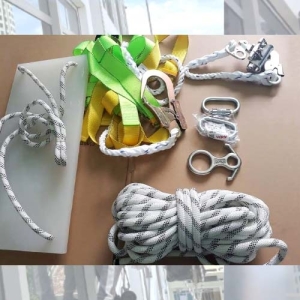 Dụng cụ đu dây tòa nhà